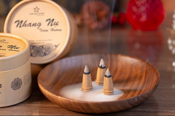 Cách đốt Nhang Trầm Hương đúng cách.png